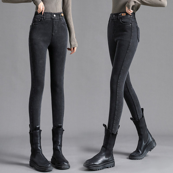 Ženski pripijeni model traperica s toplom postavom