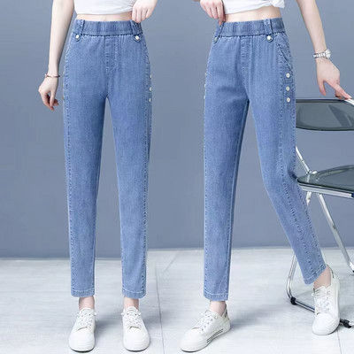 Ravni model ženskih traperica s elastičnim strukom