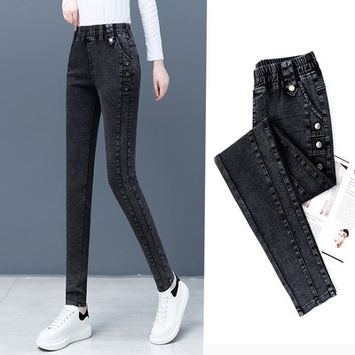 Ravni model ženskih traperica s elastičnim strukom