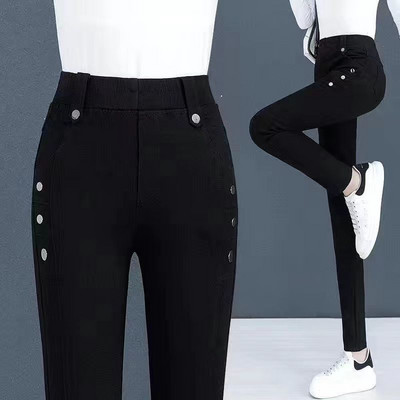 Ravni model ženskih traperica s elastičnim strukom