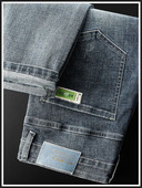 Ležerne muške traperice s logotipom i džepom