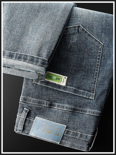 Ležerne muške traperice s logotipom i džepom