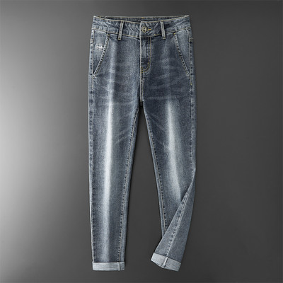 Νέο μοντέλο ανδρικού τζιν με κεντητή επιγραφή