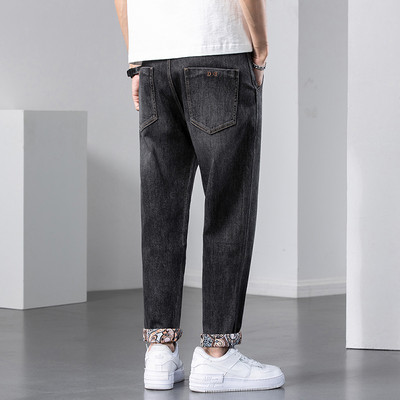 Moodsad meeste taskuga teksad