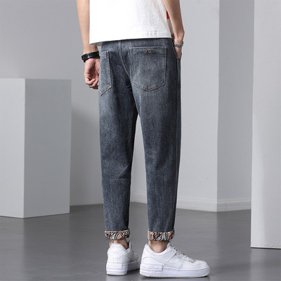 Moodsad meeste taskuga teksad