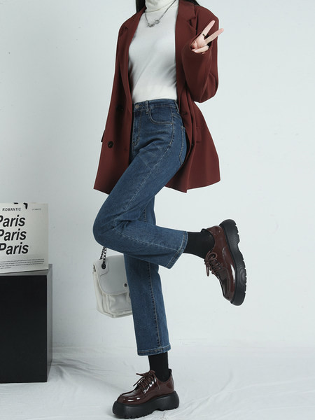 Blugi de dama model drept cu buzunar