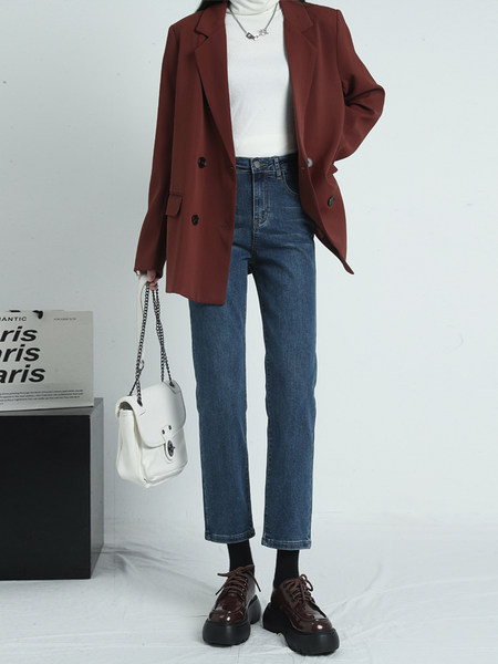 Blugi de dama model drept cu buzunar