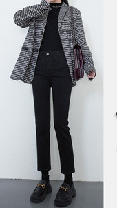 Blugi negri cu nasturi de damă