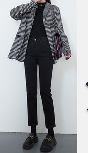 Blugi negri cu nasturi de damă