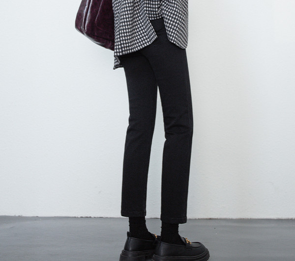 Blugi negri cu nasturi de damă