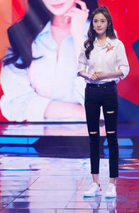 Blugi de damă cu picioare drepte, cu buzunar și motiv rupt