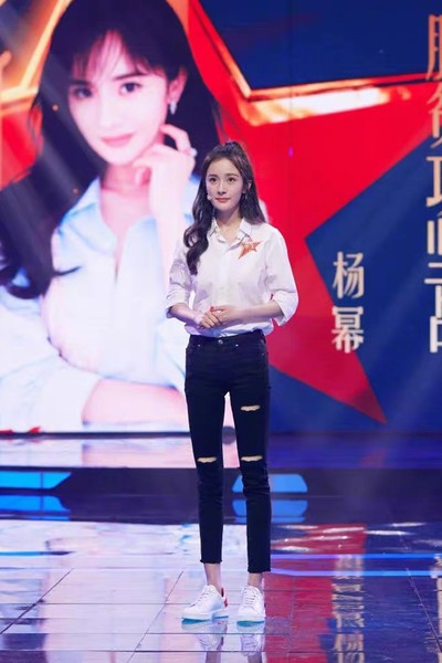 Blugi de damă cu picioare drepte, cu buzunar și motiv rupt