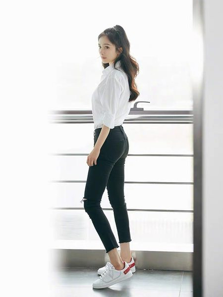 Blugi de damă cu picioare drepte, cu buzunar și motiv rupt