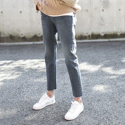 Sirge säärega teksad kõrge vöökoha ja taskuga