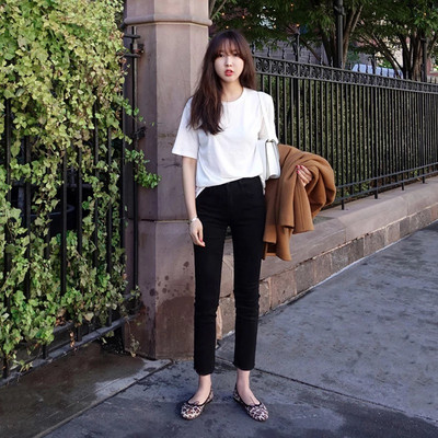 Sirge säärega teksad kõrge vöökoha ja taskuga