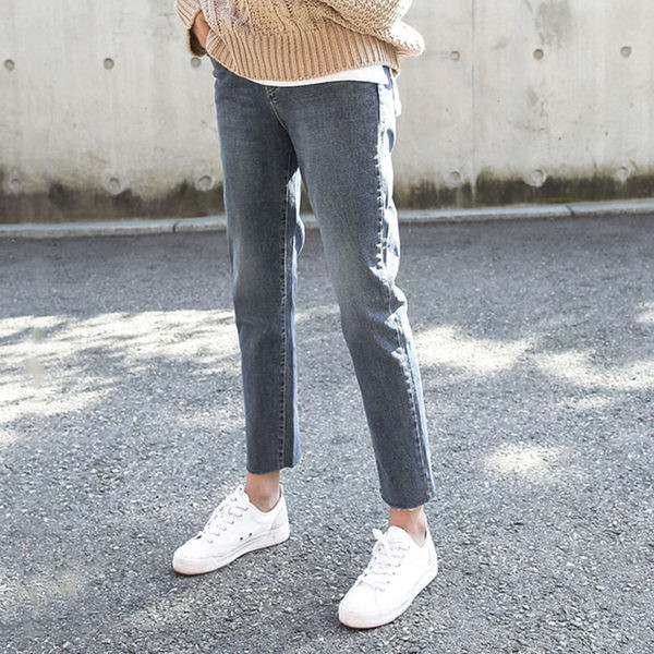 Sirge säärega teksad kõrge vöökoha ja taskuga