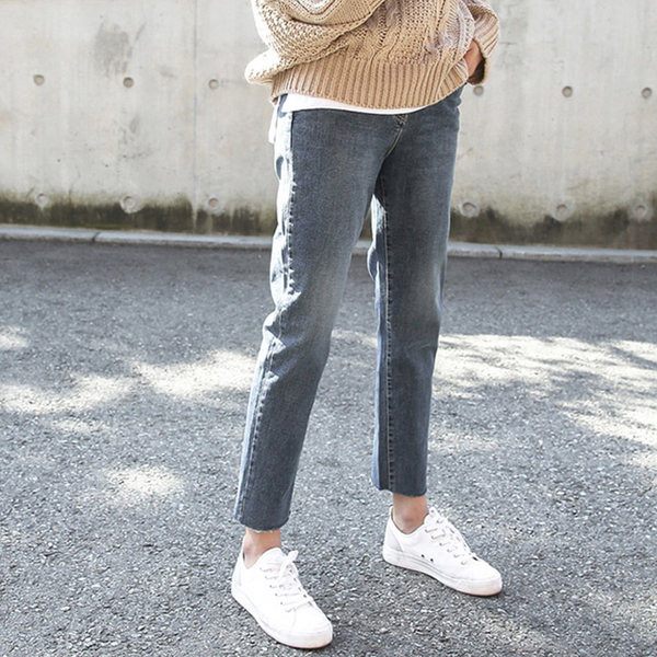 Sirge säärega teksad kõrge vöökoha ja taskuga