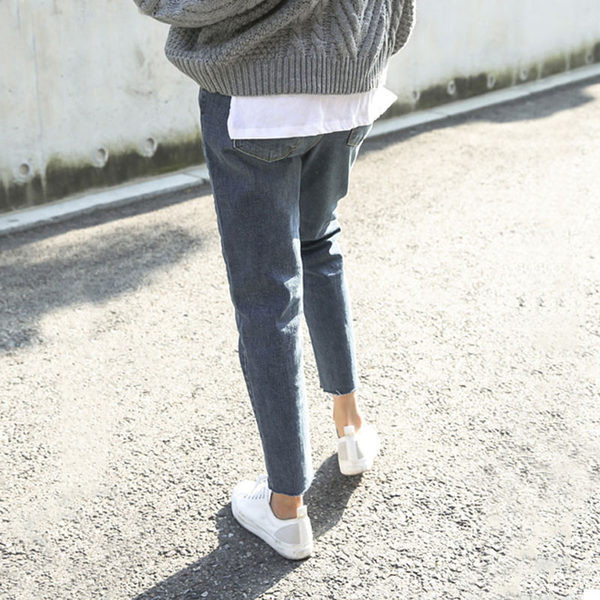 Sirge säärega teksad kõrge vöökoha ja taskuga