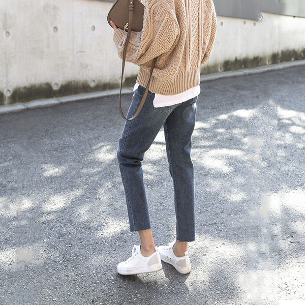 Sirge säärega teksad kõrge vöökoha ja taskuga