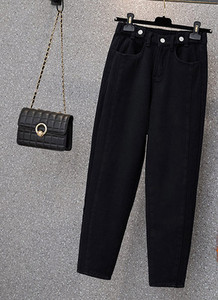 Un model larg de blugi de dama cu captuseala calda si talie inalta