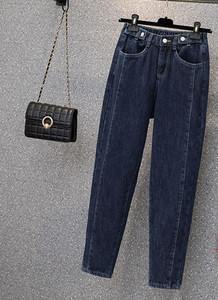 Un model larg de blugi de dama cu captuseala calda si talie inalta