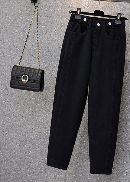 Un model larg de blugi de dama cu captuseala calda si talie inalta