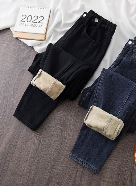 Un model larg de blugi de dama cu captuseala calda si talie inalta