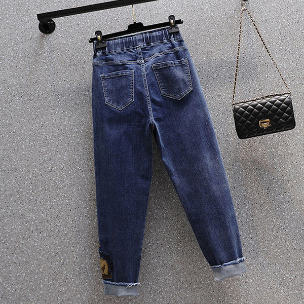 Plataus modelio moteriški džinsai su raišteliais ir siuvinėjimais