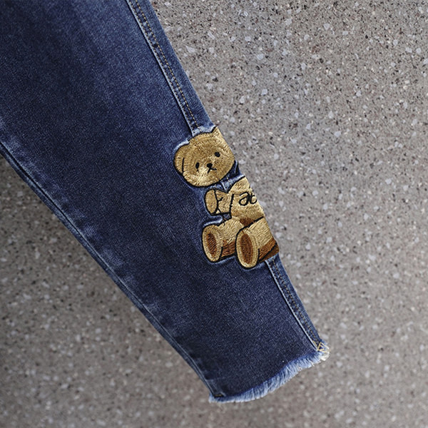 Plataus modelio moteriški džinsai su raišteliais ir siuvinėjimais