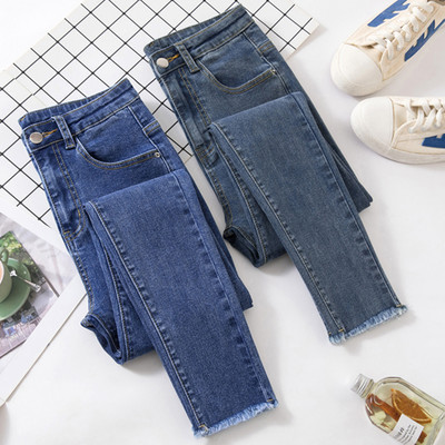 Naiste venivad nööbiga teksad