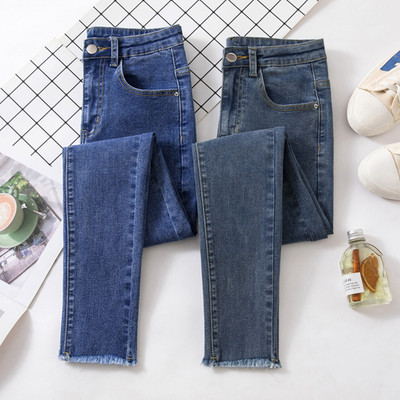 Naiste venivad nööbiga teksad