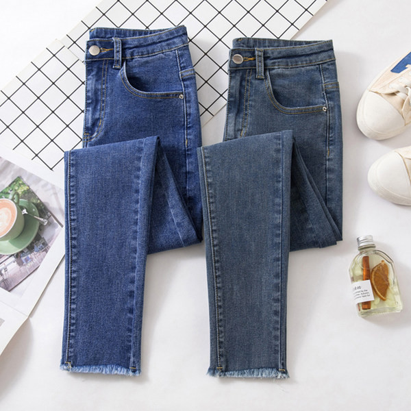 Naiste venivad nööbiga teksad