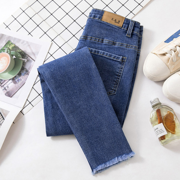 Naiste venivad nööbiga teksad