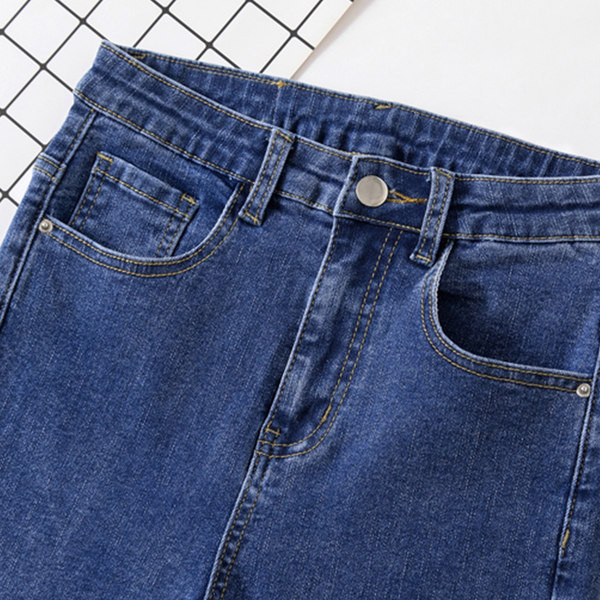 Naiste venivad nööbiga teksad