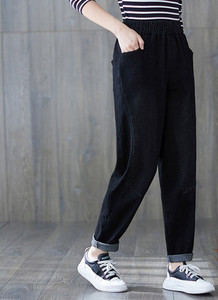 Ležerne crne traperice s džepom