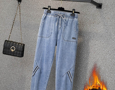 Modernūs moteriški džinsai elastingu juosmeniu – mėlynos spalvos