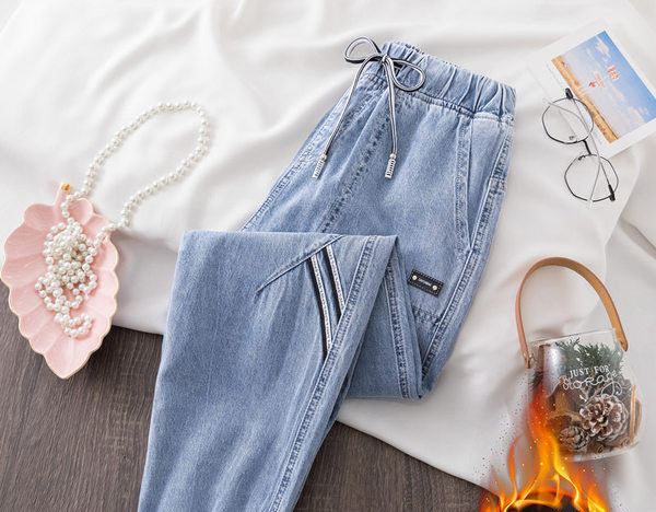 Modernūs moteriški džinsai elastingu juosmeniu – mėlynos spalvos