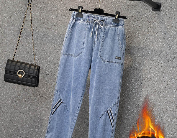 Modernūs moteriški džinsai elastingu juosmeniu – mėlynos spalvos