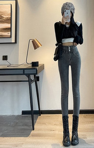 Praegused naiste teksad tumedas ja heledas toonis