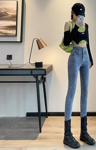 Praegused naiste teksad tumedas ja heledas toonis