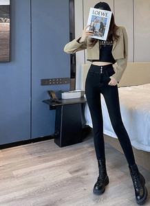 Praegused naiste teksad tumedas ja heledas toonis