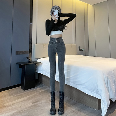 Praegused naiste teksad tumedas ja heledas toonis