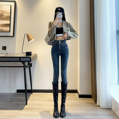 Praegused naiste teksad tumedas ja heledas toonis