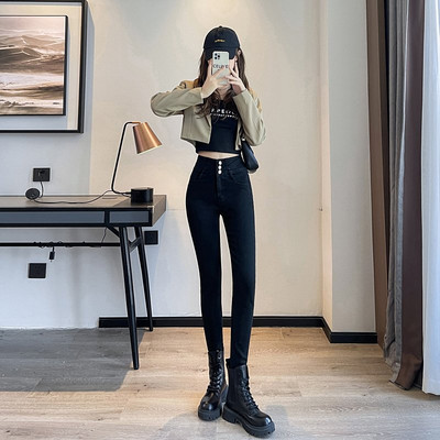 Praegused naiste teksad tumedas ja heledas toonis