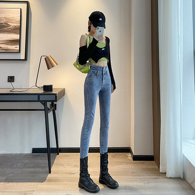 Praegused naiste teksad tumedas ja heledas toonis