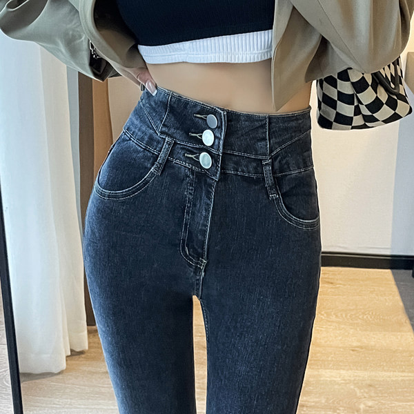 Praegused naiste teksad tumedas ja heledas toonis