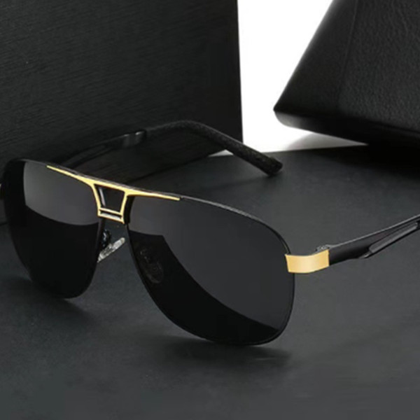 Juhuslikud värviliste klaasidega päikeseprillid