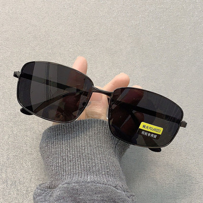 Μοντέρνα ανδρικά γυαλιά με μεταλλικό λεπτό σκελετό