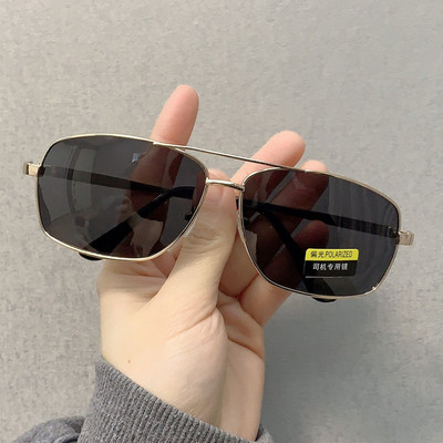 Μοντέρνα ανδρικά γυαλιά με μεταλλικό λεπτό σκελετό