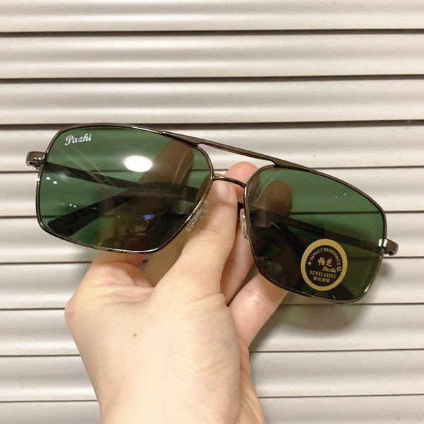 Μοντέρνα ανδρικά γυαλιά με μεταλλικό λεπτό σκελετό